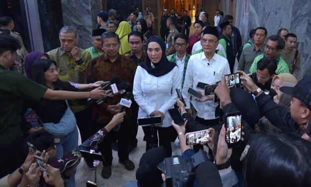 Wakil Ketua DPR RI Sari Yuliati bersama Pimpinan Komisi VIII DPR RI usai menerima aksi damai Guru Madrasah Swasta yang tergabung dalam PGM di Gedung Nusantara DPR RI, Senayan, Jakarta, Rabu (11/2/2026). Foto : (dprgoid)