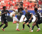 Duel pemain Maroko saat menghadapi Kanada. (foto: fifa)
