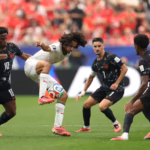 Duel pemain Maroko saat menghadapi Kanada. (foto: fifa)