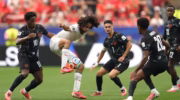 Duel pemain Maroko saat menghadapi Kanada. (foto: fifa)