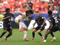 Duel pemain Maroko saat menghadapi Kanada. (foto: fifa)