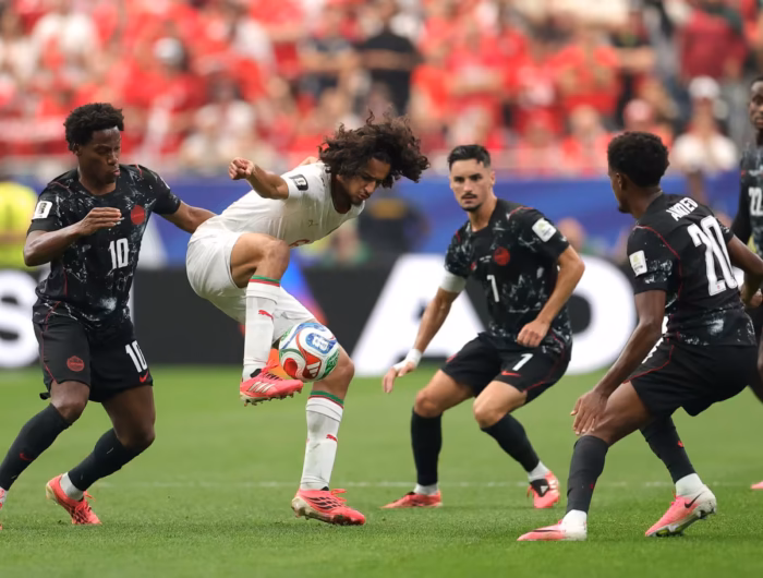 Duel pemain Maroko saat menghadapi Kanada. (foto: fifa)