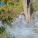 Visual pemadaman kebakaran hutan dan lahan di Kecamatan Gambut, Kabupaten Banjar, Kalimantan Selatan. Jumat (21/8) (foto: BNPB)