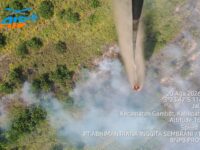 Visual pemadaman kebakaran hutan dan lahan di Kecamatan Gambut, Kabupaten Banjar, Kalimantan Selatan. Jumat (21/8) (foto: BNPB)